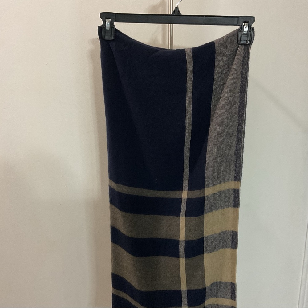 Banana Republic Wrap Shawl Scarf Navy Plaid Wool Blend Adult One Size NWT - Picture 3 of 8